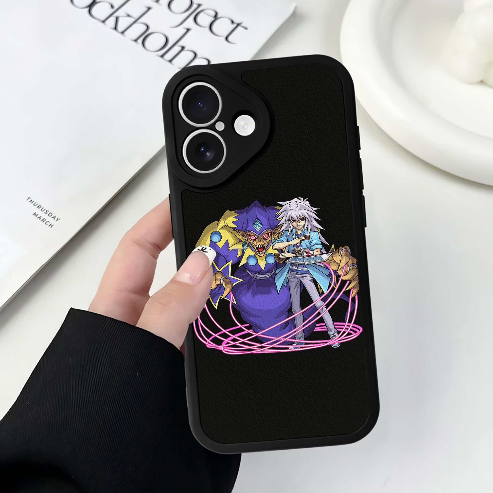 （画像用） 遊☆戯☆王 Yu-Gi-Oh! 【iPhone 16シリーズ対応】シリコンスマホケース（レザー調） 材質：シリコン